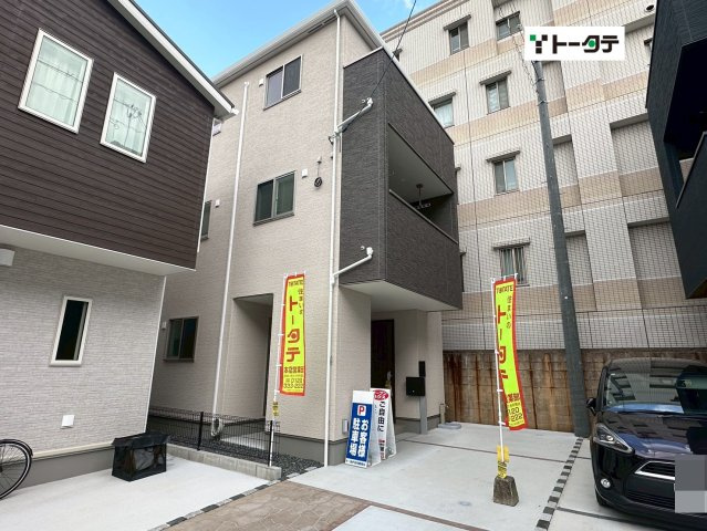 前面道路が広いため入出庫もスムーズ。周辺は平坦な街並みが広がり、自転車での移動も快適な住環境です。