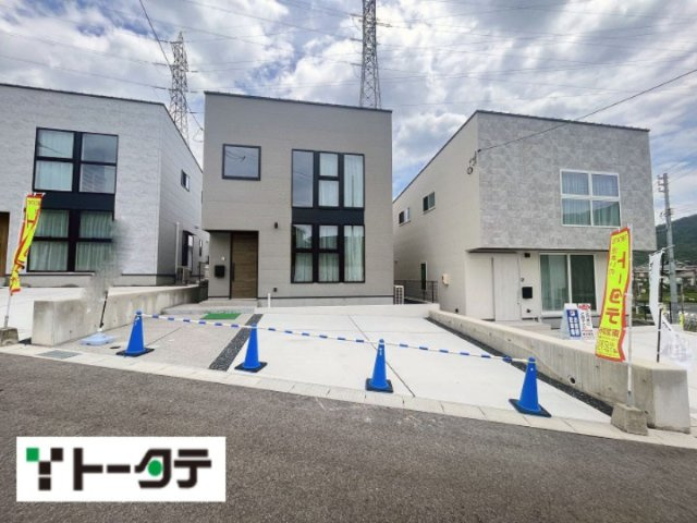 すっきりとしたシルエットの外観デザインが特徴の住宅。大きな窓を配し、室内への採光に配慮した設計です。