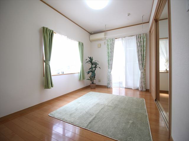 二面採光で明るいお部屋です！※モデルルームのお写真です。