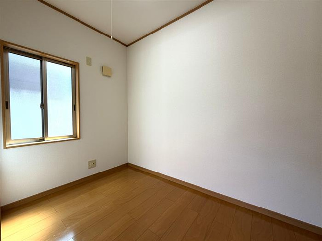 洋室にも窓がついていて、光が入りやすいです！