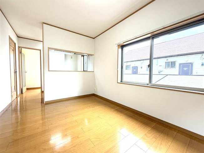 洋室にも窓がついていて、光が差します！