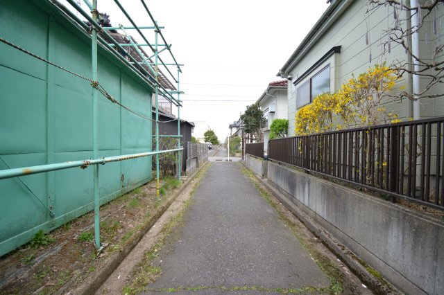 新潟市東区新石山４丁目　土地  【周辺】南東側通路 です（２．８Ｍです）