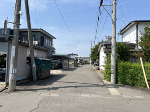 秋田県横手市三枚橋1丁目売地【前面道路含む現地写真】前面道路含む現地写真です