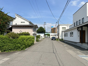 秋田県横手市三枚橋1丁目売地【前面道路含む現地写真】前面道路含む現地写真です