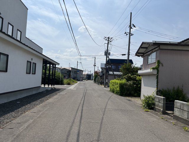 秋田県横手市三枚橋1丁目売地【前面道路含む現地写真】前面道路含む現地写真です