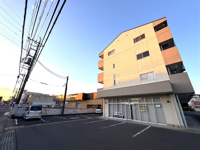 隣にくすりのアオキがあります。4階建てマンションです