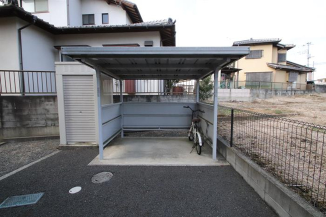 屋根付きの駐輪場があります