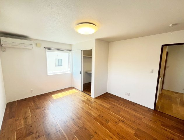 洋室にはウォークインクローゼットが備付で収納力も充分！