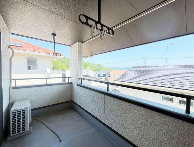 広々したバルコニーは、布団や洗濯物干しに大活躍！雨の日でも安心です