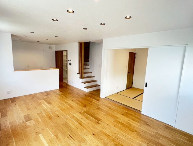 リビングへつながるドアを開くとすぐに開放的なリビングがございます