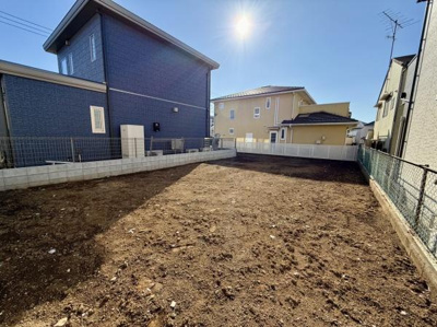 日当たりの良い立地が魅力的な現地土地写真です。周囲には住宅があり落ち着いた環境が感じられます。広々としたスペースが確保されており新しい建設に最適です。