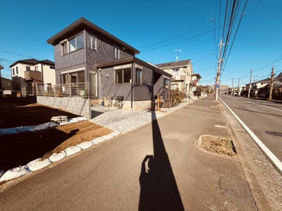 広々とした前面道路が特徴の住宅です。周囲には同様の住まいが立ち並び穏やかな雰囲気が感じられます。清潔で整備された歩道が快適な生活をサポートします。