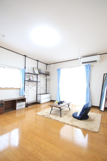 角部屋で明るい洋室です