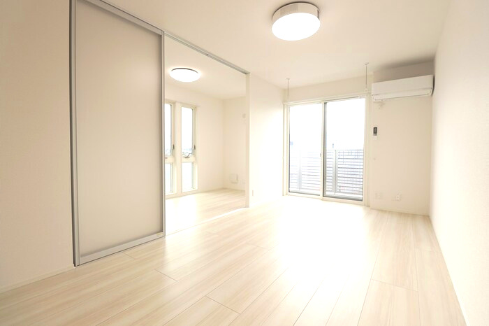 Temps Calme（タンカルム）【居間・リビング】リビング全景（照明一体型プロジェクターpopInAladdin）