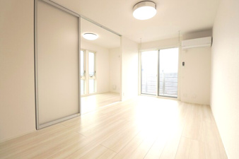 Temps Calme（タンカルム）【居間・リビング】リビング全景（照明一体型プロジェクターpopInAladdin）