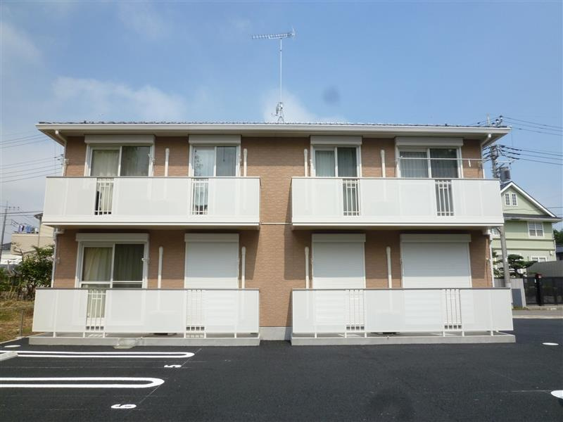 淡いブラウンがキレイなアパートです♪