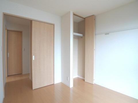 各洋室に収納があって荷物の多い方にも◎