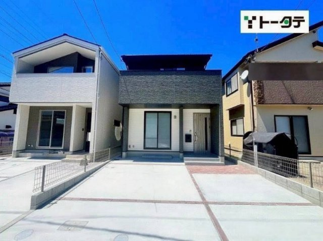 黒と白のコントラストが美しいモダンな外観。太陽光発電（4.08kW）と蓄電池（6.5kWh）を完備し、環境にも家計にも優しいスマートライフが叶います。前面には並列駐車可能なスペースも確保。