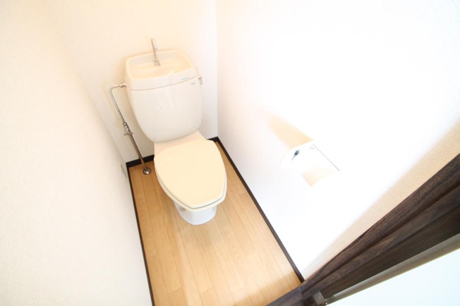 白を基調とした清潔感あふれるトイレです