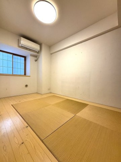 約6帖の洋風和室。客間・子供の遊ぶスペース・家事スペースなどシーンに応じて柔軟にご活用板だけます。