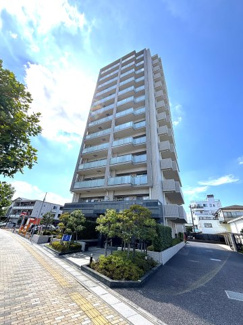 八潮駅から徒歩約4分♪生活に便利な環境が揃っています♪外観デザインもシンプルで気品高く感じられます。