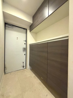 ご家族分の靴もすっきり収納できる大容量のシューズボックス。玄関の段差も低く、小さなお子様も安心してご利用できそうですね♪