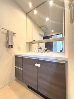 収納面、機能面でも活躍する3面鏡付独立洗面台。鏡の裏は全て収納になっています。化粧品の収納等に役立ちそうですね♪