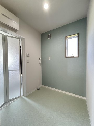 神田町モデルハウス脱衣所兼ランドリールームは洗濯物が広々干せて雨でも安心です！