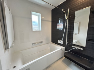 神田町モデルハウス【浴室】浴室換気暖房付の浴室です！！風呂蓋フックもついてます！！