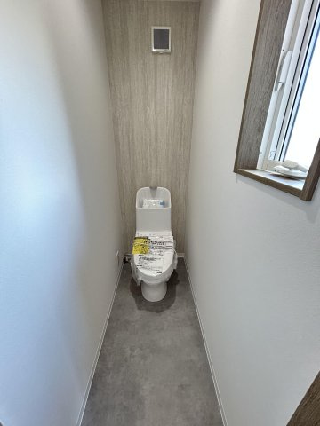 神田町モデルハウス【トイレ】すっきりとした明るい窓付きのトイレ！