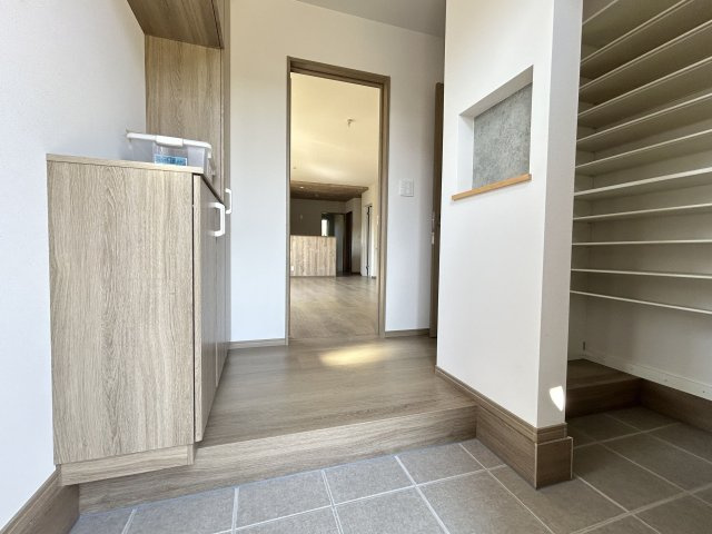 神田町モデルハウス【玄関】導線重視のウォークスルーの玄関を採用！！