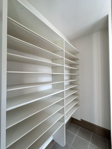 神田町モデルハウス【玄関】ウォークスルーに配置された収納力のあるのSCLです！！