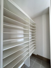 神田町モデルハウス【玄関】ウォークスルーに配置された収納力のあるのSCLです！！