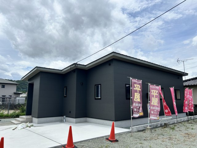 神田町モデルハウス【外観】シックな外観で駐車場も広々完備です！！