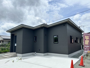 神田町モデルハウス【外観】シックな外観で駐車場も広々完備です！！