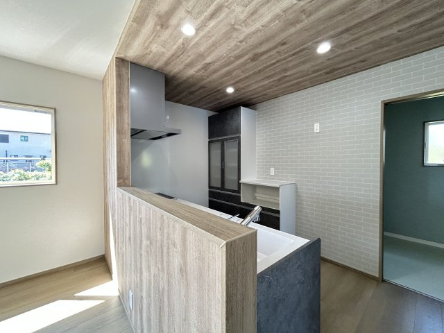 神田町モデルハウス【キッチン】折下げ天井を採用したおしゃれなカウンターキッチン！！