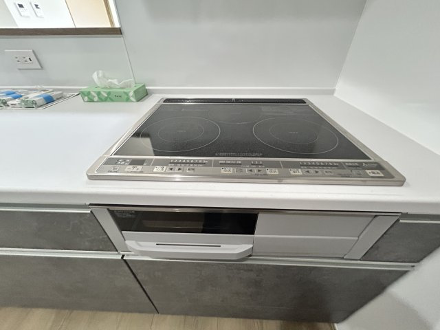 神田町モデルハウス【キッチン】IHクッキングヒーターは３口を採用！
