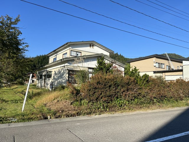 横手市山内平野沢字南相野々中古住宅【前面道路含む現地写真】