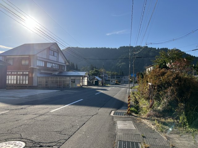 横手市山内平野沢字南相野々中古住宅【前面道路含む現地写真】