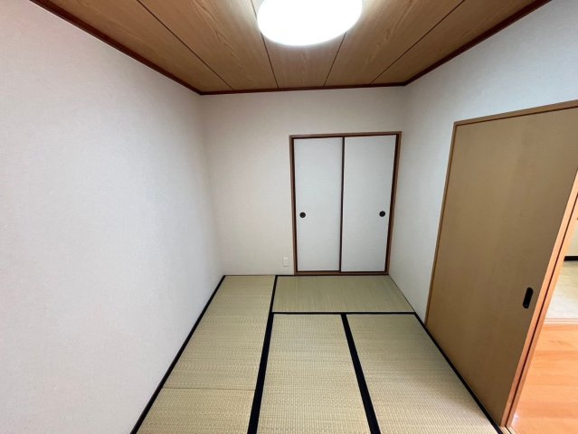 田園コーポ【和室】バルコニーに面しているので、日の光が差し込み、穏やかな時間をお過ごしいただけます。