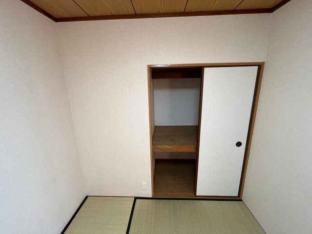 田園コーポ【和室】季節ものや寝具などを収納できます。