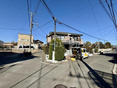 穏やかな住宅街に位置し広々とした前面道路が特徴的です。交通量が少なく安心して過ごせる環境です。近隣には公園や学校もあり便利な住環境を提供します。開放感のある景観が魅力です。