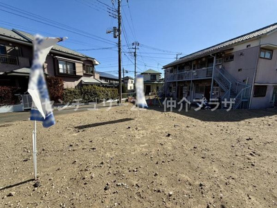 住宅街に位置する現地土地写真です。日当たりも良く周囲の環境も整っています。整形された地形は建築に適しています。利便性が高く様々な用途にご利用いただけます。