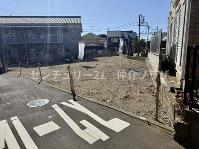 閑静な住宅地に位置し前面道路が広々としていてアクセスしやすい立地です。日当たりが良く建築プランにも最適な環境が整っています。周辺には生活施設が充実しており便利な生活が期待できます。