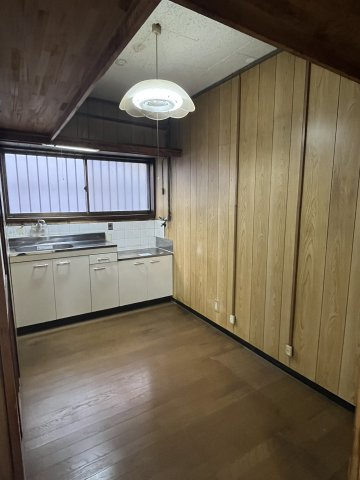 奥野貸家【キッチン】ダイニングキッチンです。照明は残置物です。