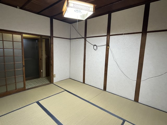 奥野貸家【和室】1階の和室です。照明は残置物です。
