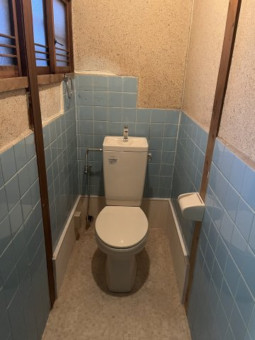 奥野貸家【トイレ】広々としたトイレです。