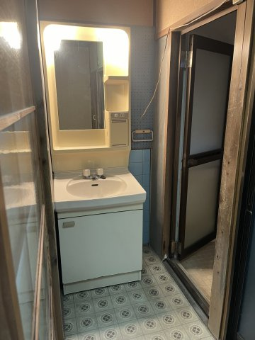 奥野貸家【独立洗面台】照明付きの独立洗面台です。