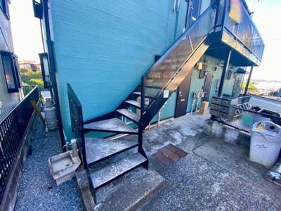 清潔感のある外観が特徴のこの物件は日常の生活を快適にサポートします。階段もゆったりとした設計で安全に配慮されています。周辺には自然が多くリラックスした生活環境が魅力です。