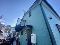 青い外壁が印象的な住まいです。バルコニーが備わり外でのひとときを楽しめます。各戸にしっかりとした設備が整っています。居住空間だけでなく外観も魅力的な物件です。